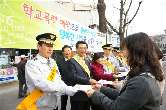 성장현 용산구청장과 용산경찰서 관계자, 주민 등이 나서 학교폭력 예방 거리 캠페인을 펼쳤다.
