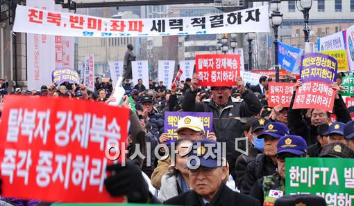 [포토] 서울역 광장 메운 보수단체들