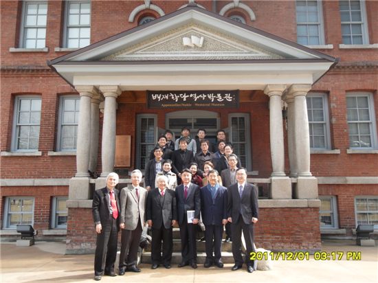 배재대 한류문화산업대학원 개원식 참석자들이 기념사진을 찍고 있다.  