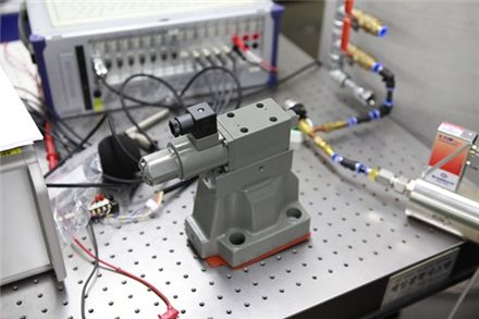 기계연구원과 세원셀론텍이 개발한 비례압력제어밸브를 파이로트한 2단 제어밸브 모습.