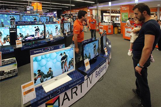 터키 이스탄불의 삼성전자 매장에서 고객들이 삼성 TV를 살펴보고 있다. 