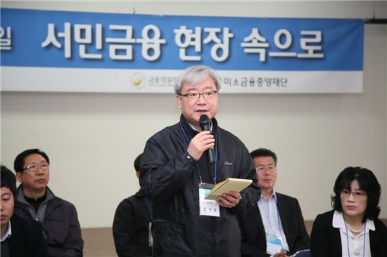 대전 미소금융 간담회장에서 발언 중인 김석동 금융위원장. 