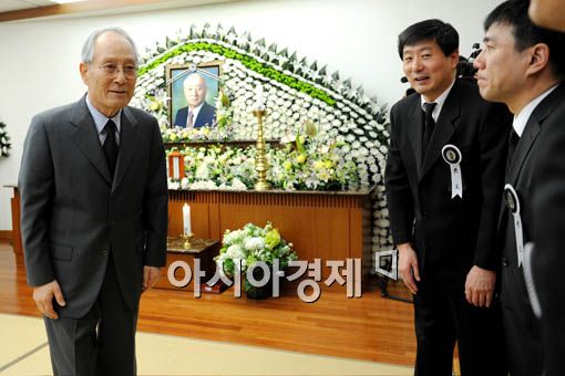 故 김각중 경방그룹 명예회장 빈소를 찾은 이준용 대림산업 회장