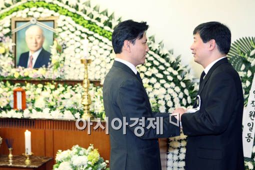 [포토] 유가족 위로하는 김재열