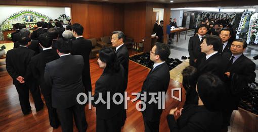 [포토] 이어지는 조문행렬