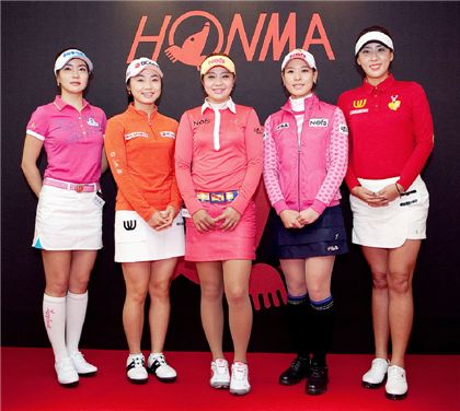  '팀 혼마' 창단식에 참석한 안신애와 김혜윤, 양수진, 김자영, 홍진주(왼쪽부터)가 기념촬영을 하고 있다.
