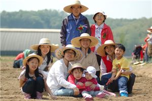 지난해 경기도 이천에서 열린 샘표 유기농 콩농장에 참여한 가족들이 기념촬영을 하고 있다.
