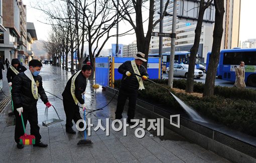 [포토] "겨우내 묵은 때 말끔히 청소합니다"
