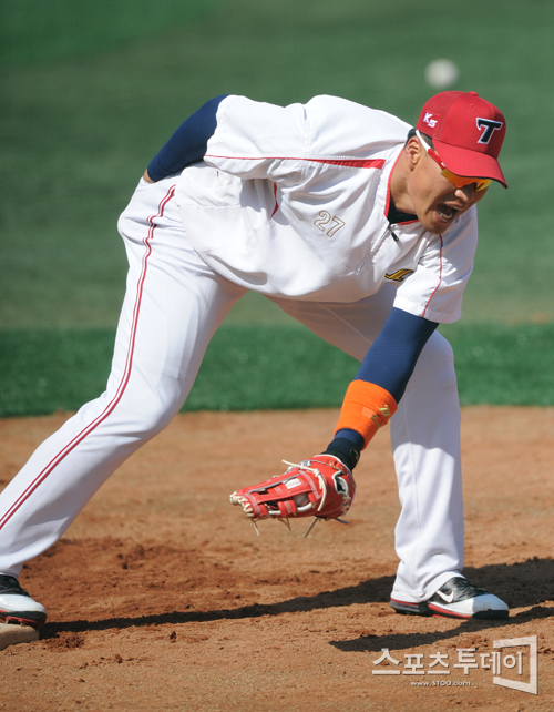 [포토] 김상현 '추워서 엉덩이에서 손은 못 빼~'