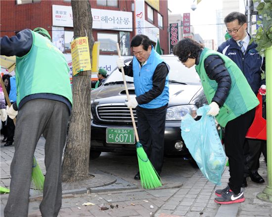 김기동 광진구청장이 직원들과 함께 봄 맞이 대청소를 하고 있다.