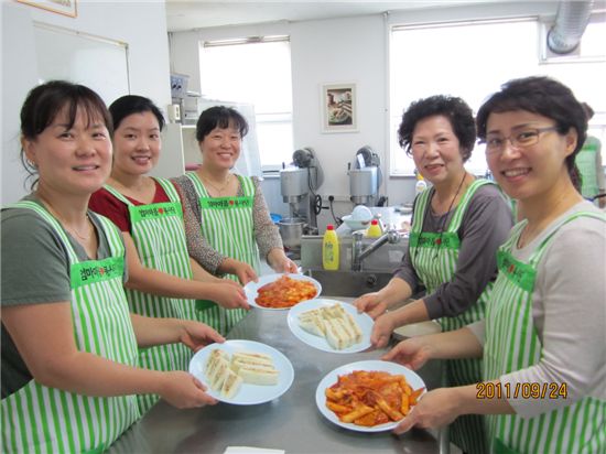 강동구 엄마마음봉사단, 아이들에 간식 봉사 화제  