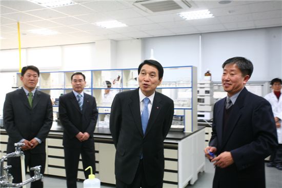 김반석 LG화학 부회장(가운데)이 협력업체 리켐을 방문, 동반성장현황을 점검하고 있다.