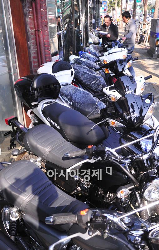 [포토] 주인 기다리는 오토바이들