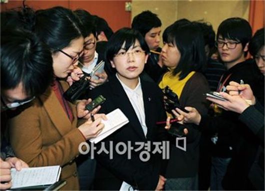 ▲ 여론조사 조작 의혹을 받고 있는 이정희 통합진보당 공동대표가 20일 기자들에게 입장을 밝히고 있다.