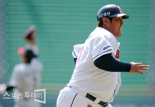 [포토] 최준석 '달려라 홈으로~'