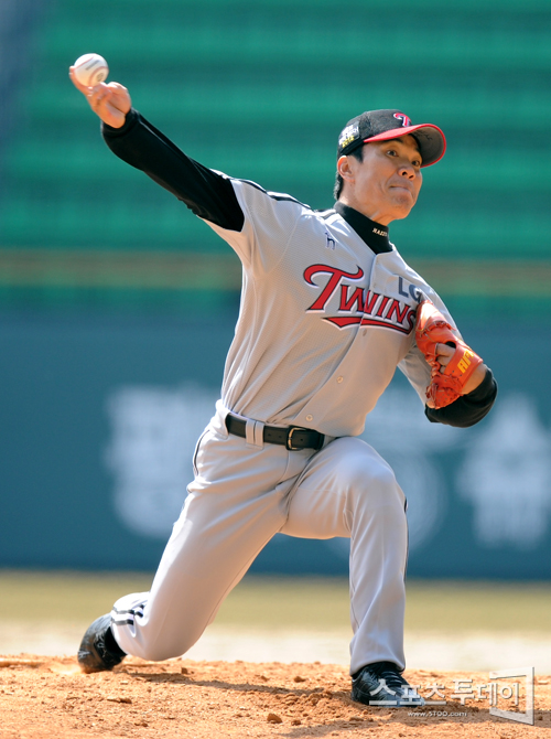 [포토] 역투하는 LG 선발투수 이대진