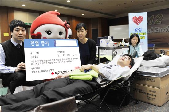 효성은 21일 마포 본사에서 백혈병 소아암 어린이를 위한 사랑의 헌혈 행사를 가졌다.