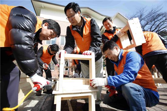 한화그룹 신임임원들은 21일 청운양로원에서 어르신들이 휴식을 취할 수 있는 나무의자를 손수 제작하고 있다.