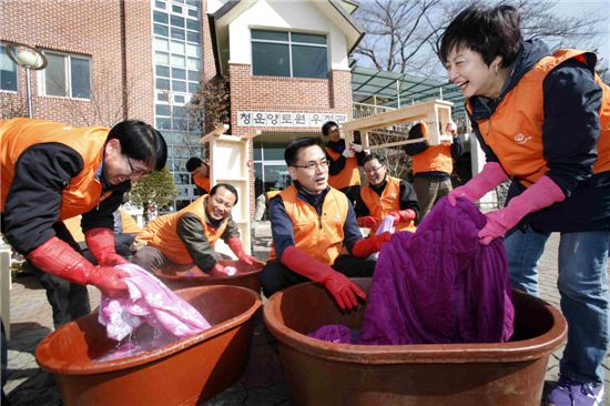 한화그룹 신임임원들은 21일 청운양로원에서 침구류를 세탁하고 있다.