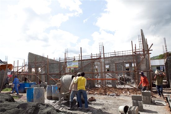 현대건설이 필리핀 산이시드로 지역에 짓고 있는 커뮤니티센터 모습
