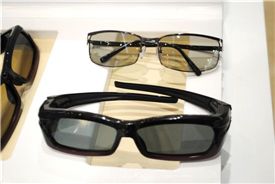 셔터(SG)방식 안경(사진 앞쪽)과 편광(FPR) 방식 안경(뒤쪽) 사진.