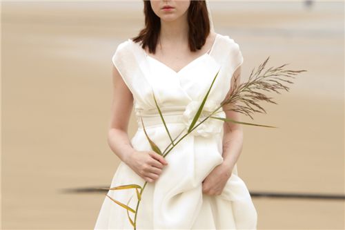 ▲ 대지를 위한 바느질의 이경재가 디자인한 에코 드레스