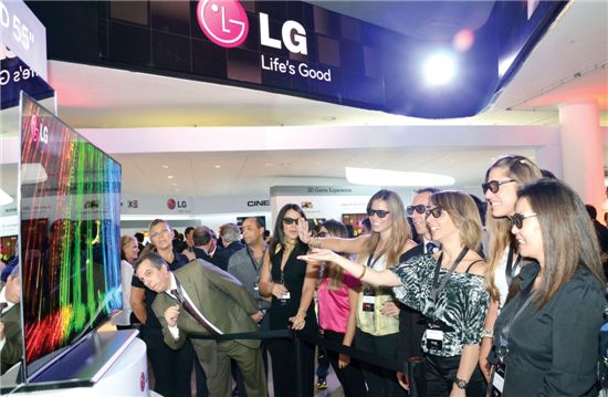 LG전자가 지난 20일 베이징 케리호텔에서 연 ‘2012년 LG전자 신제품 발표회’에서 관람객들이 옆면 두께가 4mm에 불과한, 세계에서 가장 큰 55인치 3D OLED TV로 생생한 3D 영상을 감상하고 있다.