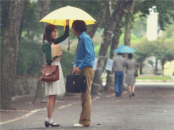 Yoona (left) and Jang Keun-suk (right) in a scene of KBS' "Love Rain" [YTree Company]