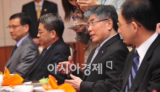 [포토] 간담회 갖는 김중수