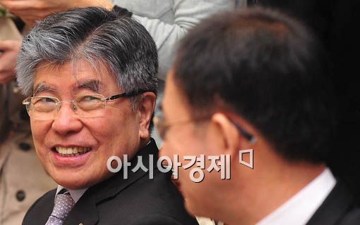 [포토] 미소 짓는 김중수