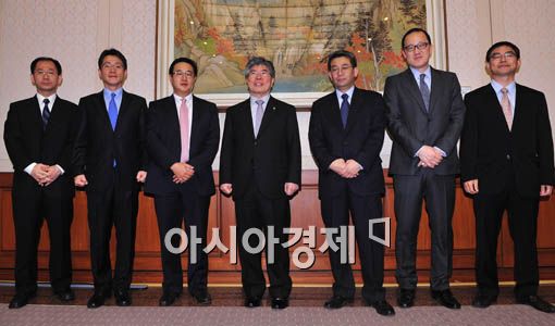 [포토] 참석자들과 포즈 취하는 김 총재