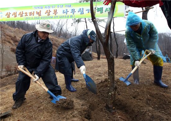 [포토]금천구청 직원들 식목일 앞두고 나무 심기 