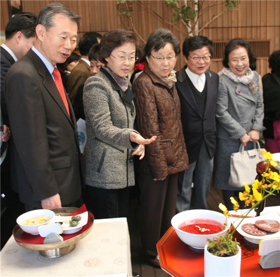 떡 전시회 찾은 신연희 강남구청장 