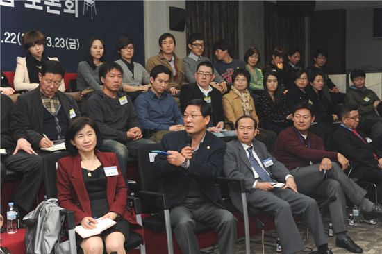 송종호(앞줄 왼쪽에서 두 번째) 중소기업청장이 지난 22~23일 경기도 안산 청년창업사관학교에서 열린 '무박토론회'에서 청년창업가들과 대화를 나누고 있다.
