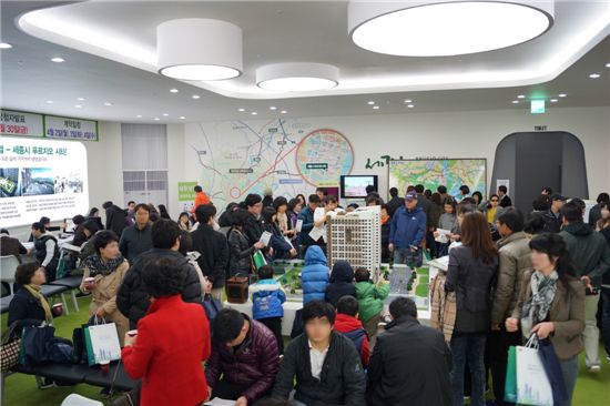 [사진]세종시 푸르지오시티 견본주택에 주말 3만여명 몰려   
