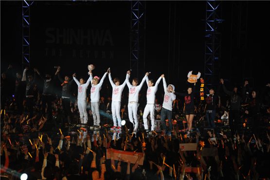 Shinhwa members at "2012 SHINHWA GRAND TOUR IN SEOUL 'THE RETURN'" [Shinhwa Company]