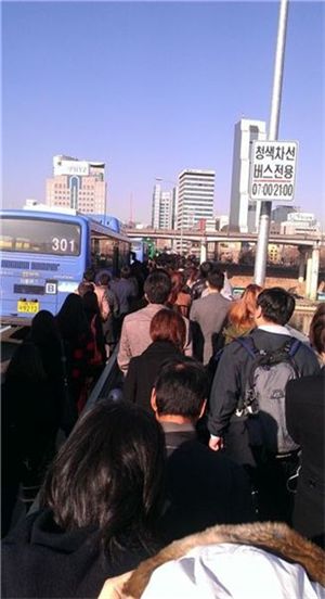 ▲ 트위터리안이 찍은 서울 잠실 탄천다리를 건너는 출근길 인파(출처: 트위터)
