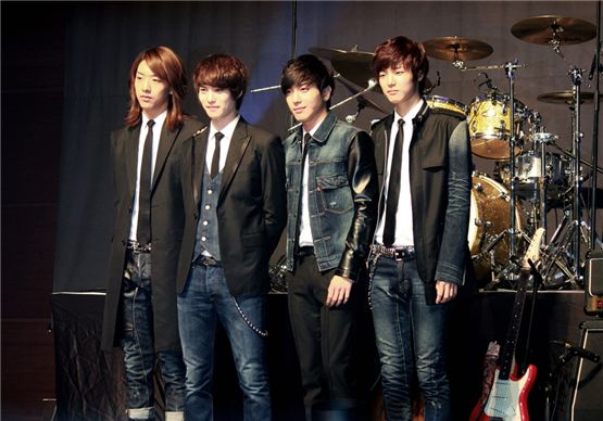 CNBLUE pose during their showcase for their 3rd mini-album "EAR FUN" held in Seoul, South Korea on March 26, 2012. [FNC Music]