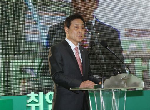 김정태 하나금융그룹 회장이 26일 열린 취임식에서 인사말을 하고 있다.