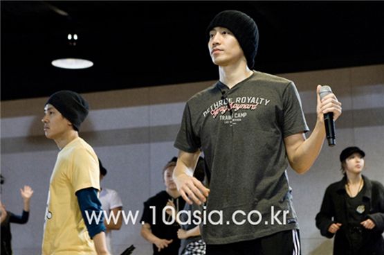 Shinhwa members Kim Dong-wan (left) and Eric (right) during their rehearsal for their concert. [Lee Jin-hyuk/10Asia]
