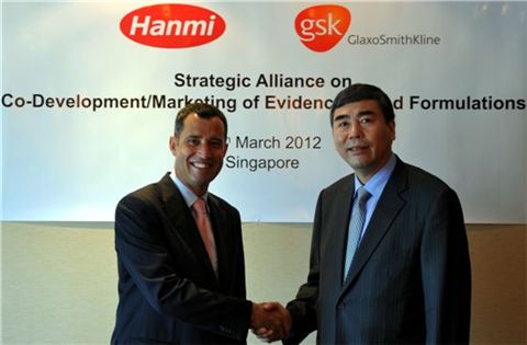 이관순 한미약품 사장(오른쪽)과 아바스 후세인 GSK 이머징마켓 아시아태평양 지역 사장은 26일 싱가포르 GSK 지역 본사에서 전략적 제휴 계약을 체결했다.