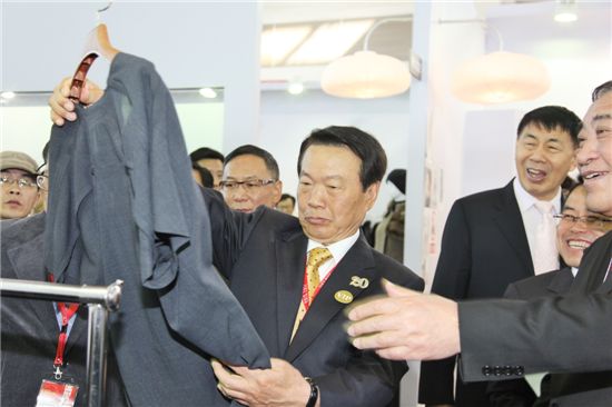 노희찬 한국섬유산업연합회 회장이 26일 열린 프리뷰인차이나에서 제품을 살펴보고 있다.