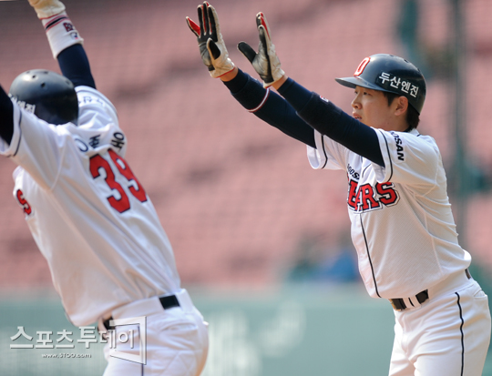 [포토] 정수빈 '내 뒤로 두 명이나 더 들어오네!'