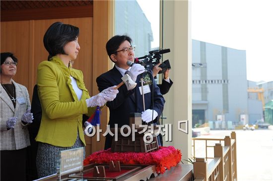 최은영 회장이 2012년 한진해운 회장 시절 선박 진수식에 참석한 모습<자료사진>