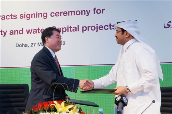 백흥건 효성 전력PU장(부사장 왼쪽)과 카타르 알 사다(H.E. Dr. Mohammed bin Saleh Al-Sada) 에너지산업부 장관(오른쪽)이 27일 2700억원 규모의 카타르 전력망 확충을 위한 총 8기의 변전소 공사 계약을 체결하고 악수를 나누고 있다.