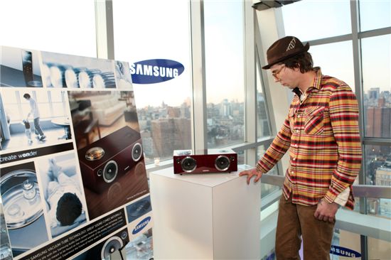 삼성전자가 뉴욕 리빙턴(Rivington) 호텔에서 개최한 AV제품 북미출시 행사에서 관람객들이 삼성의 AV 신제품을 살펴보고 있다. 

