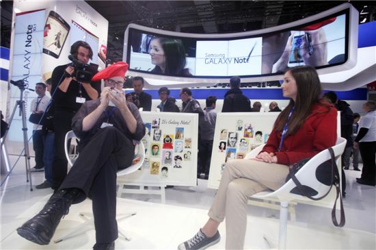 삼성전자 갤럭시노트가 글로벌 판매 500만대를 돌파했다.(공급기준) 이 제품의 해외 공략 가능성에 대해 애널리스트들은 대부분 우호적인 평가를 내리고 있다. 사진은 지난달 열린 'MWC 2012' 삼성전자 부스에서 갤럭시 노트로 캐리커처를 그려주는 행사 모습.