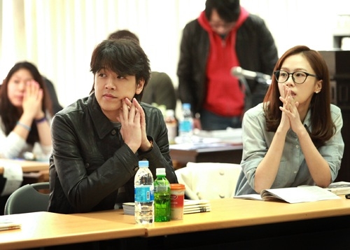 Ryu Si-won (left) and Hong Soo-hyun (right) during the 1st script reading for Channel A's "Good-bye Wife" [Bliss Media]