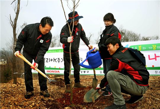 혼다코리아 임직원이 28일 '다음세대를 위한 나무심기 캠페인'을 개최했다.