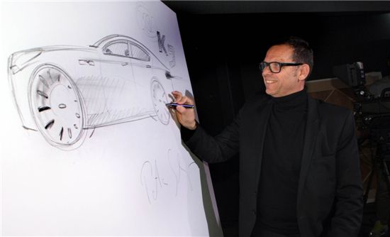 피터 슈라이어 기아차 디자인 총괄 부사장이 29일 열린 디자인 컨퍼런스에서 기아차의 새로운 디자인 방향성을 설명하기 위해 K9의 스케치 작업을 직접 시연하고 있다.
  
